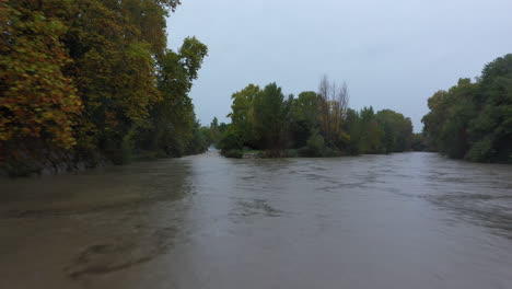 Starker-Regen-über-Einem-Fluss-Le-Lez-Mit-Sedimenten-In-Montpellier,-Frankreich,-Luftaufnahme